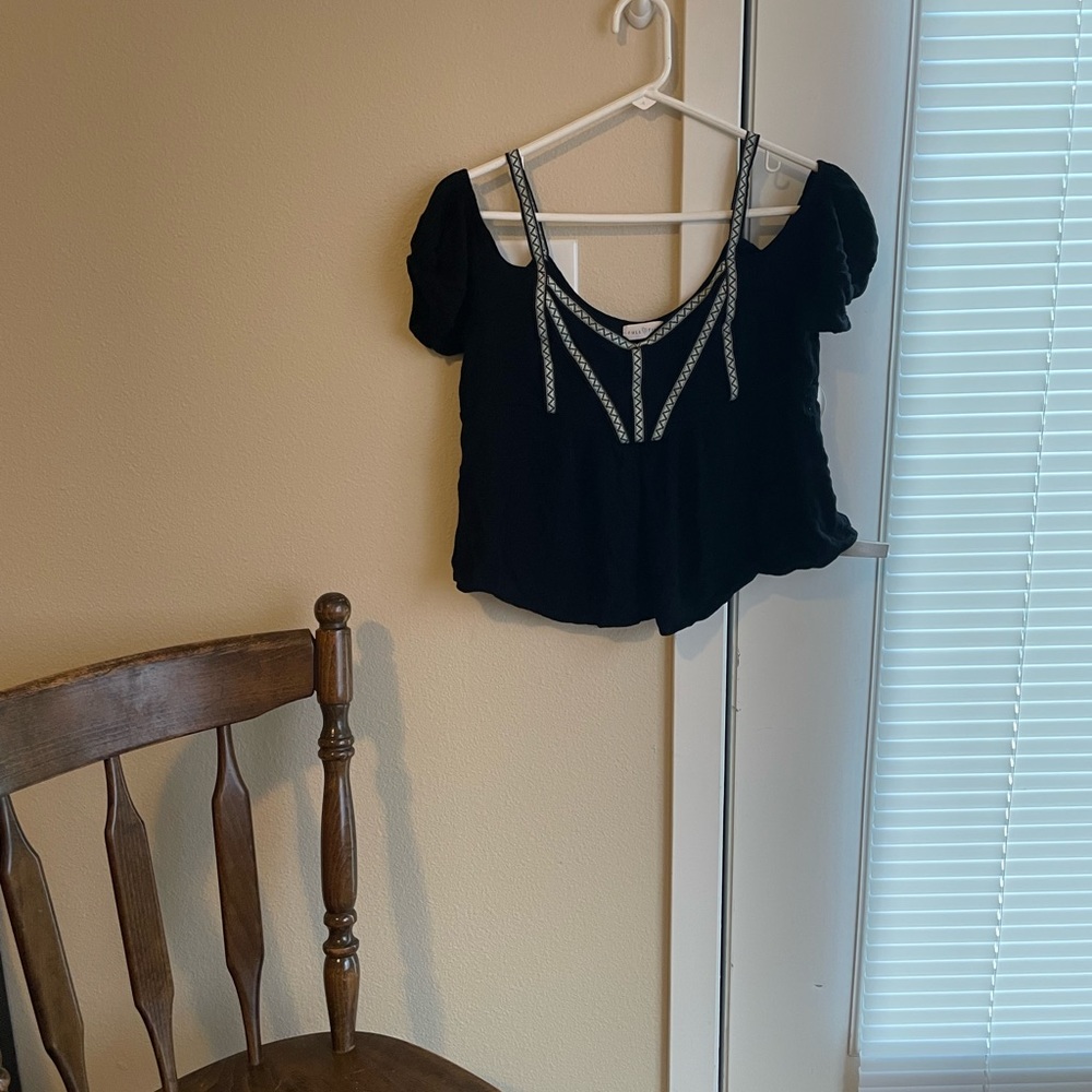 Shoulderless top